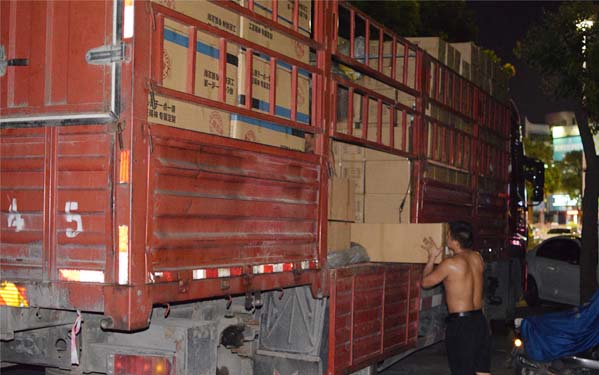 【光臣日?！縇ED線條燈裝箱發(fā)貨