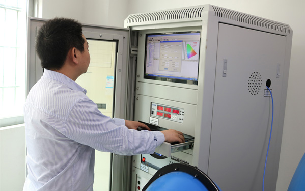 工程師正在進(jìn)行戶外燈具色溫測試