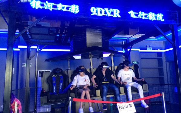 挑戰(zhàn)4D過(guò)山車的光臣伙伴們