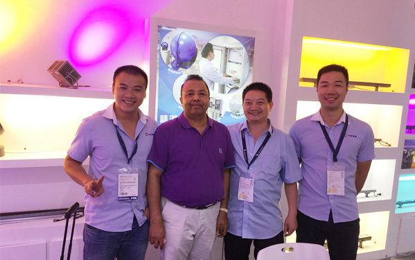 業(yè)務(wù)精英們展會(huì)與客戶留影