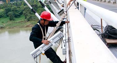 光臣喊你別動！你拆南寧大橋的LED洗墻燈干什么?