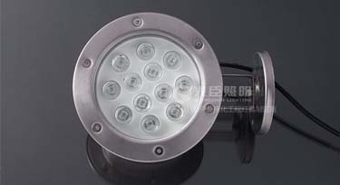 原來(lái)水下燈隨處可見 生活的美在于發(fā)現(xiàn)