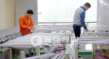 節(jié)前沖刺，光臣照明LED線條燈廠家加急生產(chǎn)中