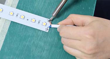 LED線型燈廠家做產(chǎn)品真的是一“絲”不茍!