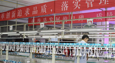 生產(chǎn)高峰期 光臣照明萬米線型燈堆滿整個(gè)生產(chǎn)車間