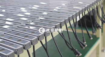 DMX512大功率洗墻燈出貨，商業(yè)廣場亮化即將開始