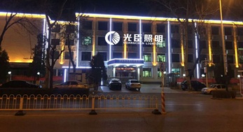 天津市政大樓亮化，采用光臣白光LED線條燈效果滿意